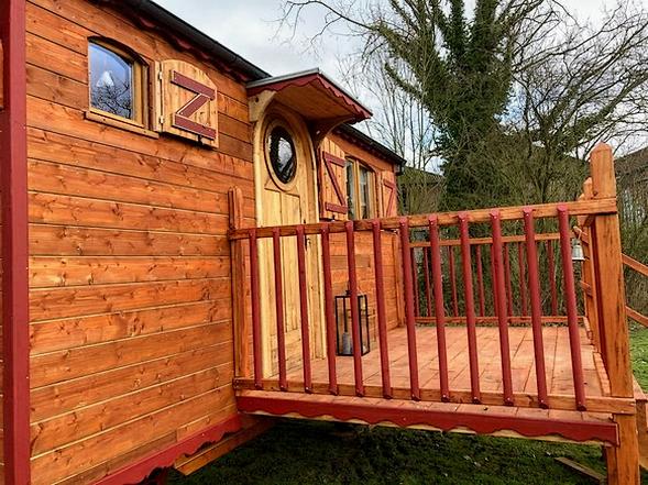 Bardage de la roulotte en pin auto-clave traité au rubio.