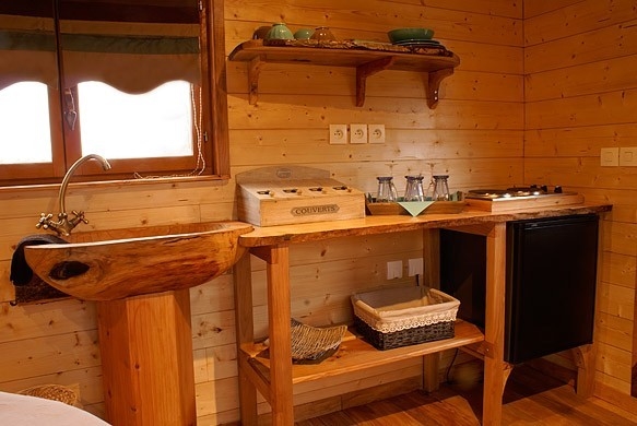 Cuisine de la roulotte simple et rustique.