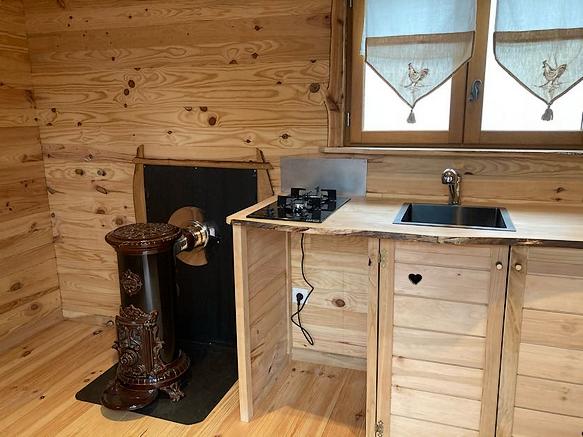 Cuisine équipée de la roulotte autonome. 