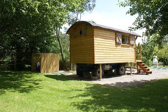Vue sur l'arrière de la roulotte avec son oeil de boeuf.
