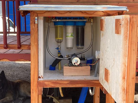 Système de filtration de l'eau de pluie pour la roulotte. 