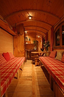 roulotte avec les deux banquettes repliables