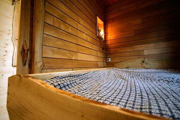 Niche dans les paroies des murs de la roulotte. 