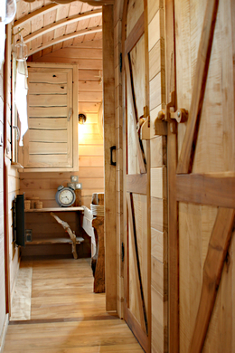 photos du couloir avec les portes cintrées.