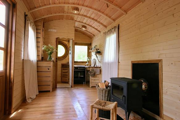 intérieur de la roulotte autonome. 