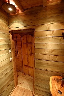 Salle de bain avec le lavabo en bois.