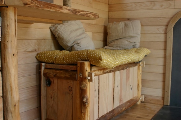 Petit banc avec rangement en dessous. 