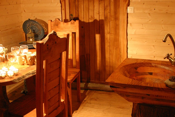 Table artisanale et ses chaises en bois.