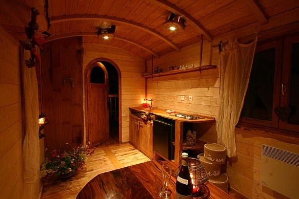 Séjour avec sa belle table en chêne. 