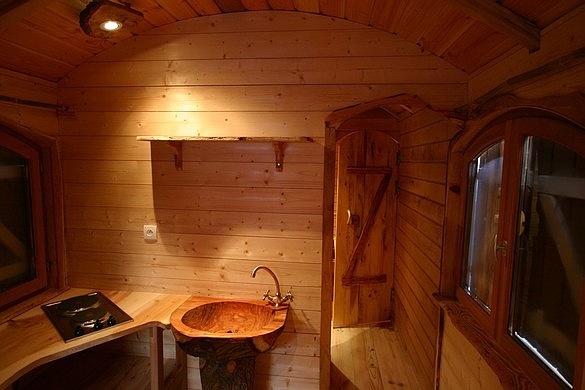 Séjour de la roulotte avec la cuisine équipée.