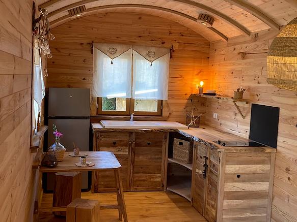 Grande roulotte dans le Lubéron à proximité de Cavaillon.