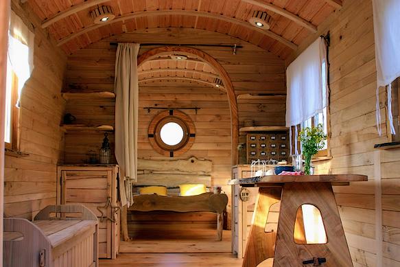 Chambre avec l'entrée délimitée par un alcôve. 