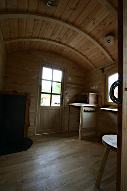 Roulotte dans le département naturel des Costières.