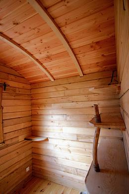 Etagère dans la roulotte.