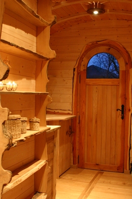 Etagères nature et porte cintrée.