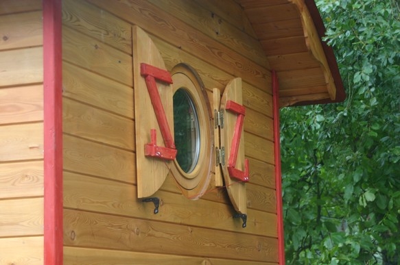 Oeil de boeuf à l'arrière de la roulotte qui amène de la luminosité dans la salle de bain.