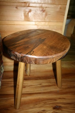 Dessus du taarouret en Noyer et les pieds en Frêne.