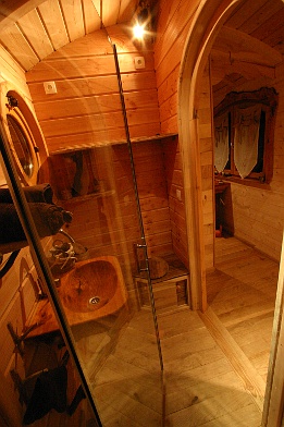 Douche avec porte vitrée.