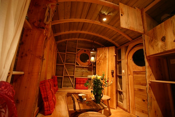 Roulotte non isolée avec les montants en bois apparents.