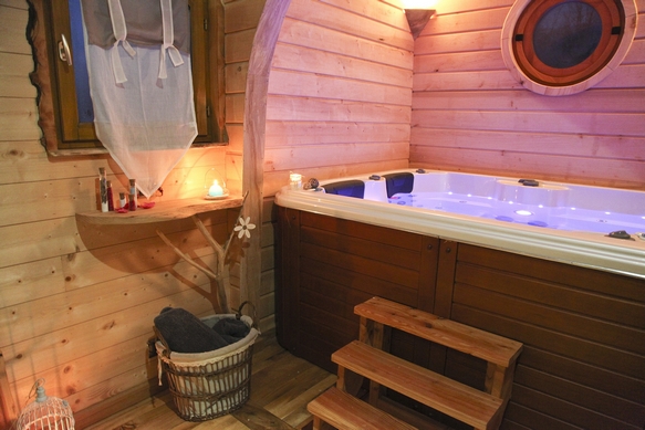 Roulotte jacuzzi avec jets de massage.