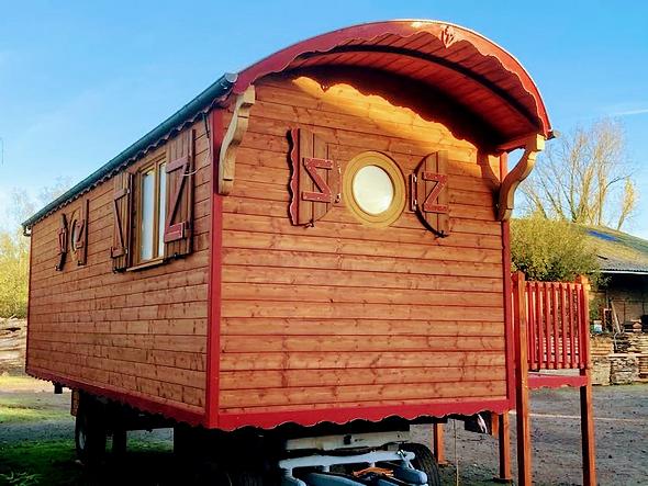 Roulotte à proximité des tours de Merle.