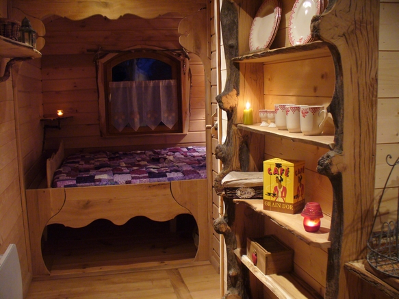 Roulotte avec lit à baldaquin.