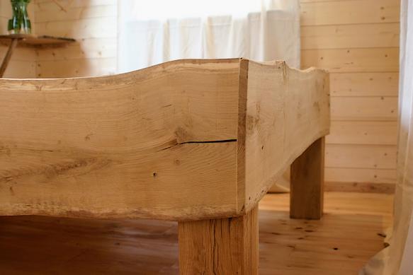 Lit de la roulotte équipée de panneaux solaires. 