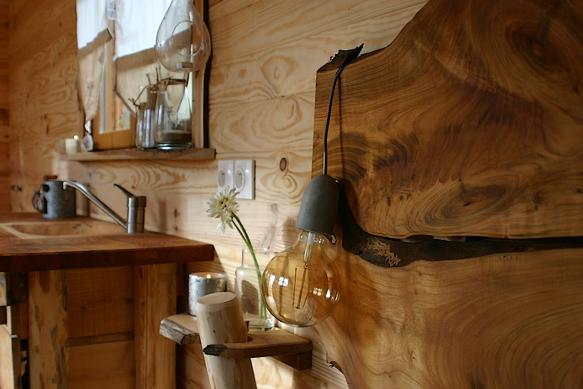 Tête de lit de la roulotte en Merisier.