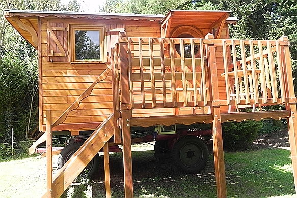 petite roulotte avec fenêtres rectangulaires et porte arrondie