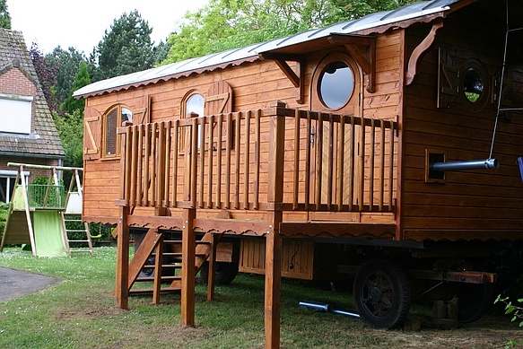 grande roulotte aménagée en bureau médical