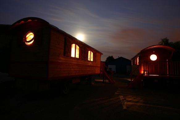 Photos de la roulotte à al tombée de la nuit.