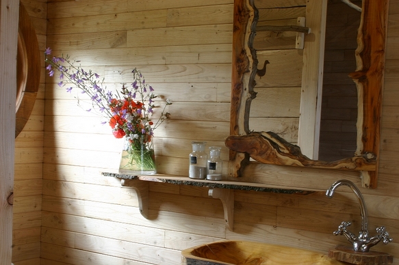 Miroire artisanal de la salle de bain. 