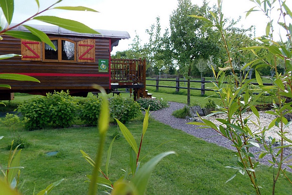 Le jardin et sa roulotte.