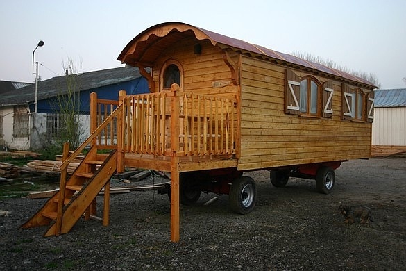 Vue extérieure de la roulotte. 