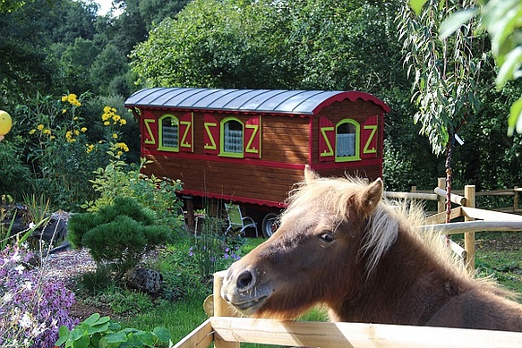 Vue extérieure de la roulotte. 
