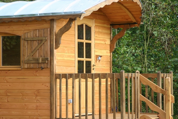 Fenêtres rectangulaires de la roulotte.