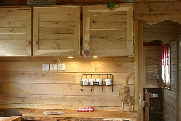 Vue sur le plan de travail de la roulotte