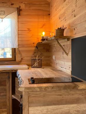 Roulotte près de Robion dans le Vaucluse.