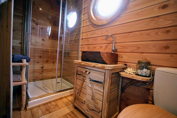 Salle de bain de la roulotte en Douglas. 