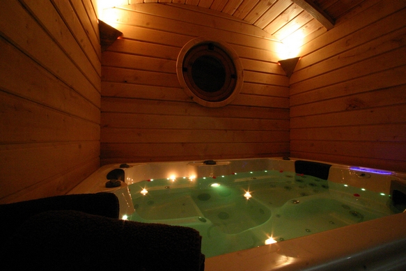 Changement d'ambiance dans le jacuzzi de la roulotte.