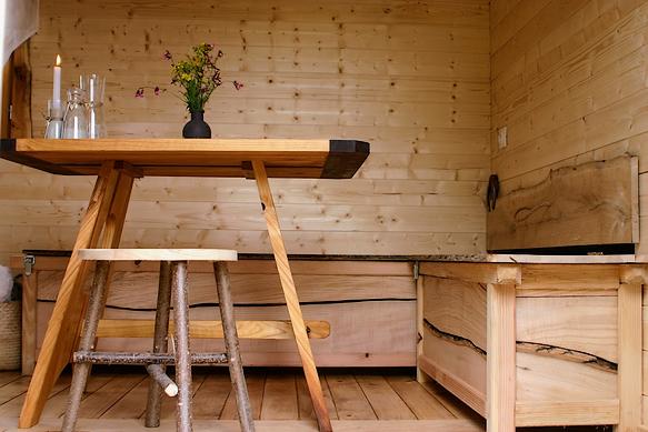 Table et bancs dans le séjour de la roulotte. 