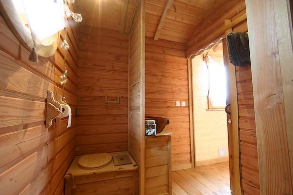 Toilette sèche dans la roulotte de Creuse. 