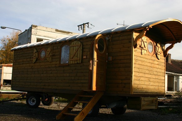 Roulotte avec bardage extérieur en pin autoclave.