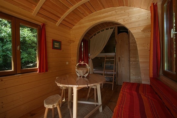 roulotte avec des fenêtres rectangulaires.