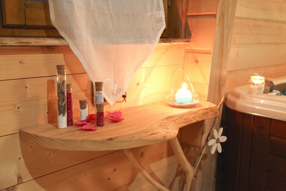 Etagère de rangement dans la roulotte spa.