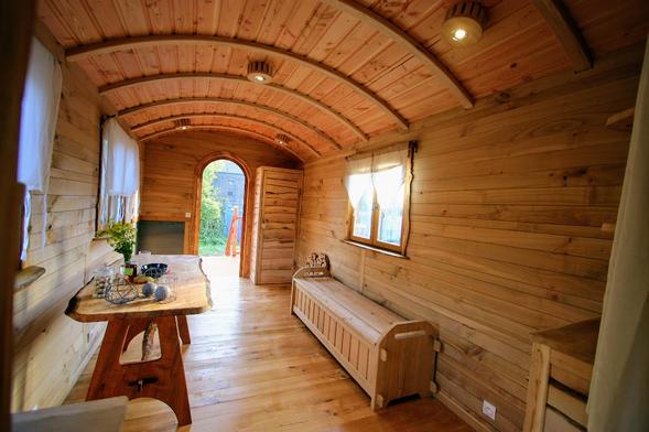 Salon de la roulotte avec un emplacement pour accueillir le poêle à granulé . 