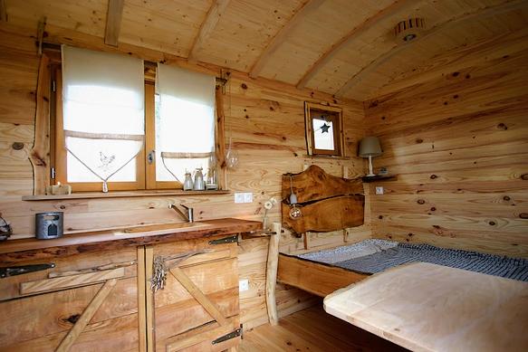 Table bergère de la petite roulotte repliable sur le mur.