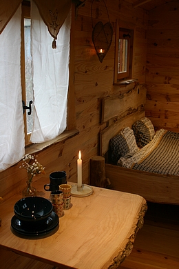 Intérieur de la roulotte avec une belle table bergère.