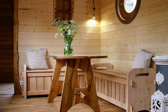 Table de séjour dans la roulotte de la Somme. 