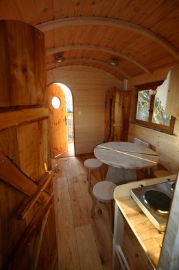 Roulotte faisant office de salle à manger avec une salle de bain.
